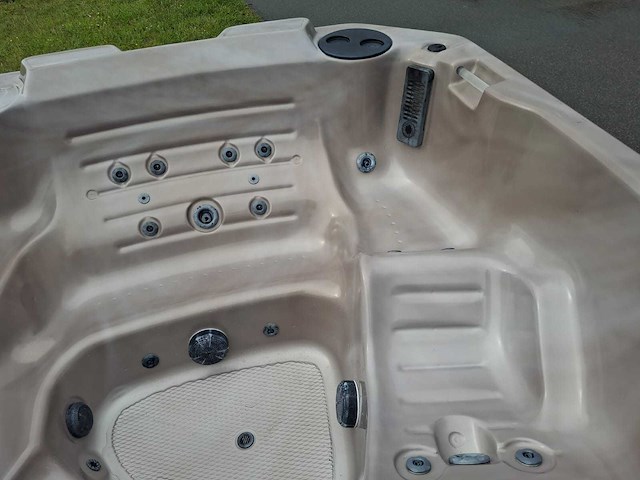 Baja 6 persoons jacuzzi en buitenspa - afbeelding 4 van  6