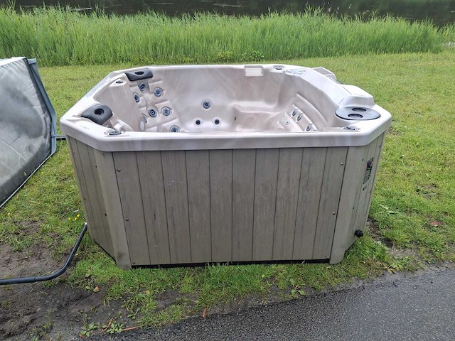 Baja 6 persoons jacuzzi en buitenspa - afbeelding 5 van  6