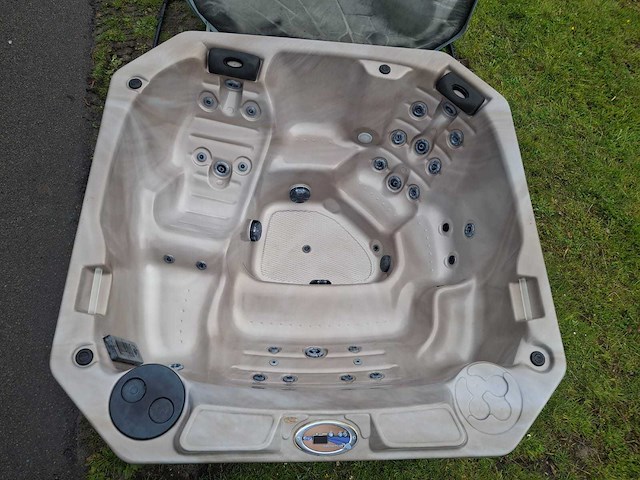 Baja 6 persoons jacuzzi en buitenspa - afbeelding 1 van  35