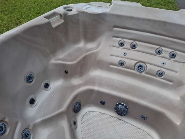 Baja 6 persoons jacuzzi en buitenspa - afbeelding 13 van  35