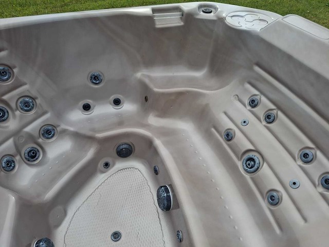 Baja 6 persoons jacuzzi en buitenspa - afbeelding 14 van  35