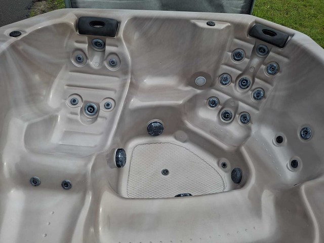 Baja 6 persoons jacuzzi en buitenspa - afbeelding 31 van  35