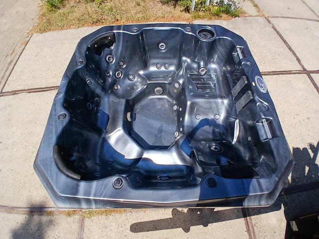 Baja spas 6 persoons jacuzzi en buitenspa - afbeelding 1 van  37