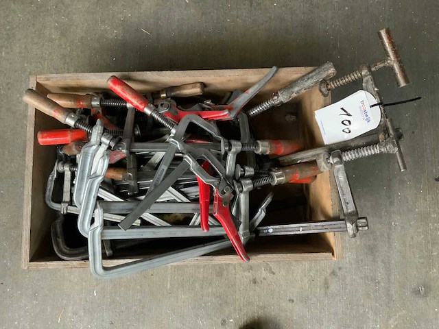 Bak gevuld met constructietangen - afbeelding 2 van  2