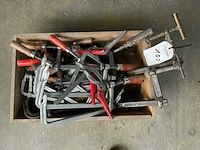 Bak gevuld met constructietangen - afbeelding 2 van  2