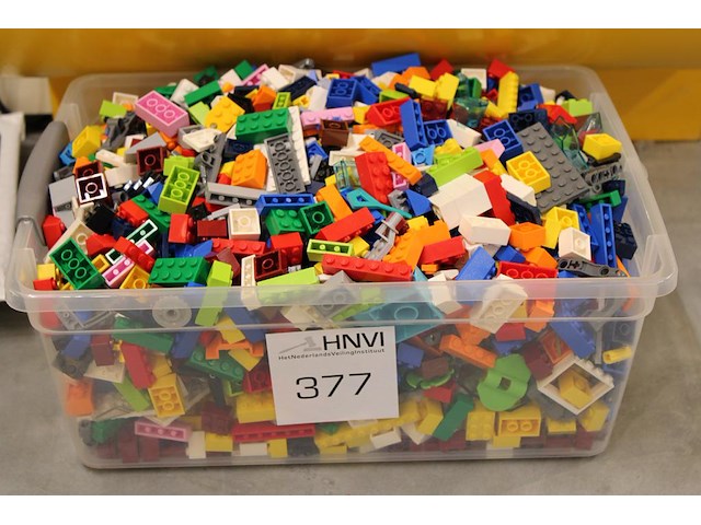 Bak gevuld met lego blokjes. - afbeelding 1 van  2
