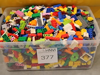 Bak gevuld met lego blokjes. - afbeelding 1 van  2