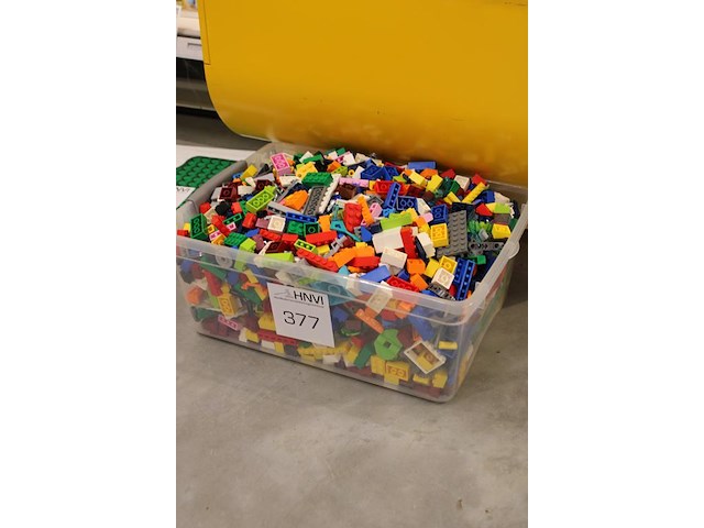 Bak gevuld met lego blokjes. - afbeelding 2 van  2