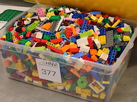 Bak gevuld met lego blokjes. - afbeelding 2 van  2