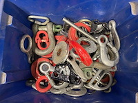 Bak met diverse haken - afbeelding 2 van  2