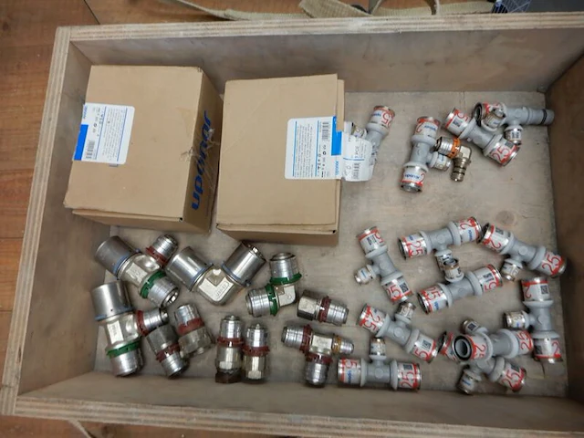 Bak met diverse koppelingen, uponor - afbeelding 1 van  4