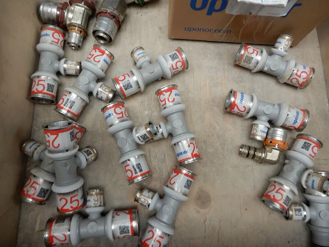 Bak met diverse koppelingen, uponor - afbeelding 2 van  4