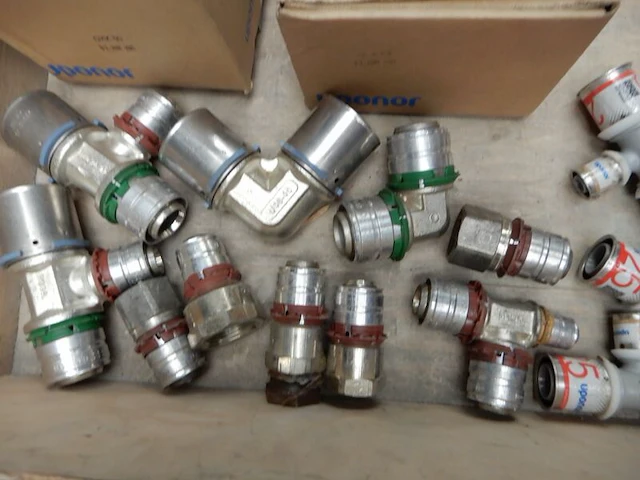 Bak met diverse koppelingen, uponor - afbeelding 3 van  4