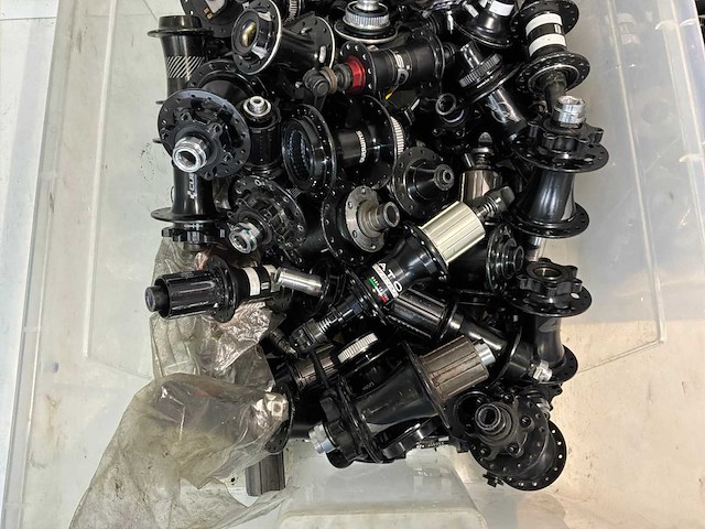 Bak met primato / shimano / agis / achterassen (2x) - afbeelding 2 van  4