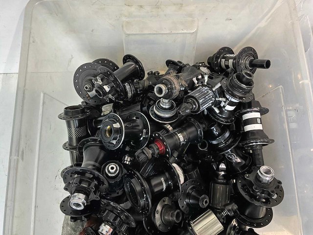 Bak met primato / shimano / agis / achterassen (2x) - afbeelding 3 van  4