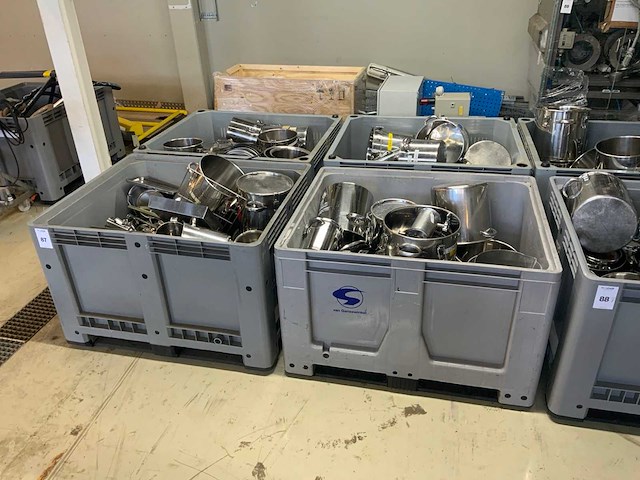 Bak met rvs pannen en divers (4x) - afbeelding 1 van  5