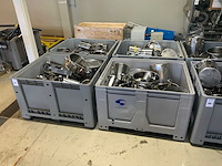 Bak met rvs pannen en divers (4x) - afbeelding 1 van  5