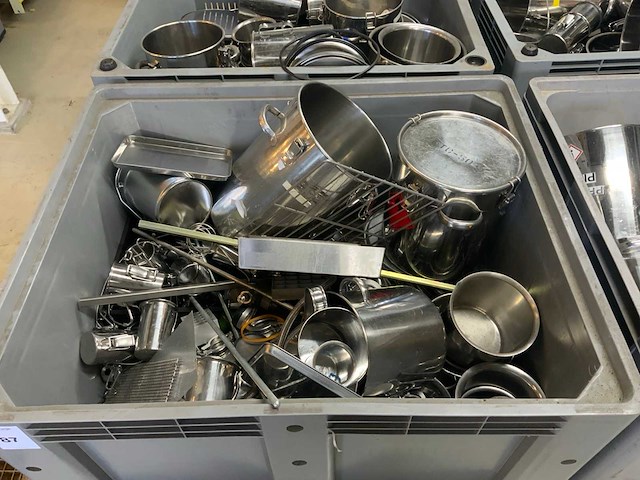 Bak met rvs pannen en divers (4x) - afbeelding 2 van  5