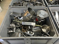 Bak met rvs pannen en divers (4x) - afbeelding 2 van  5