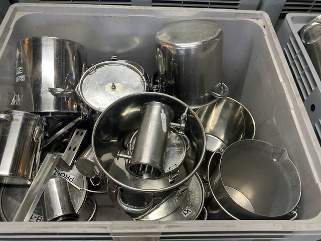 Bak met rvs pannen en divers (4x) - afbeelding 3 van  5