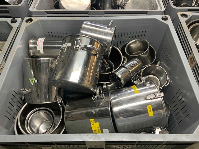 Bak met rvs pannen en divers (4x) - afbeelding 5 van  5