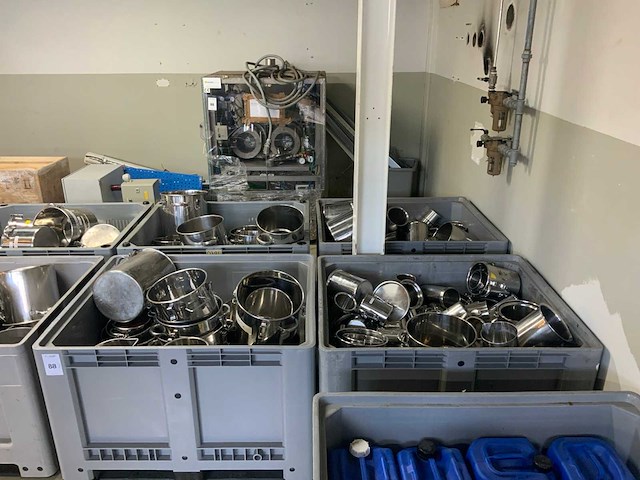 Bak met rvs pannen en divers (4x) - afbeelding 1 van  5