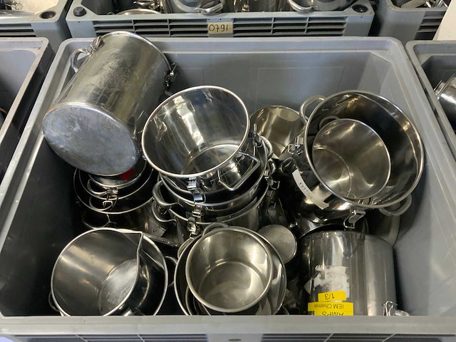 Bak met rvs pannen en divers (4x) - afbeelding 2 van  5