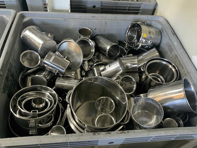 Bak met rvs pannen en divers (4x) - afbeelding 3 van  5