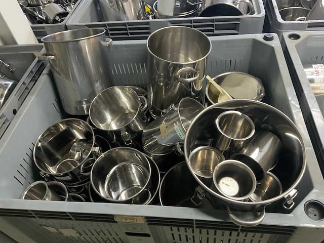 Bak met rvs pannen en divers (4x) - afbeelding 4 van  5