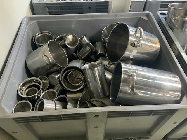 Bak met rvs pannen en divers (4x) - afbeelding 5 van  5