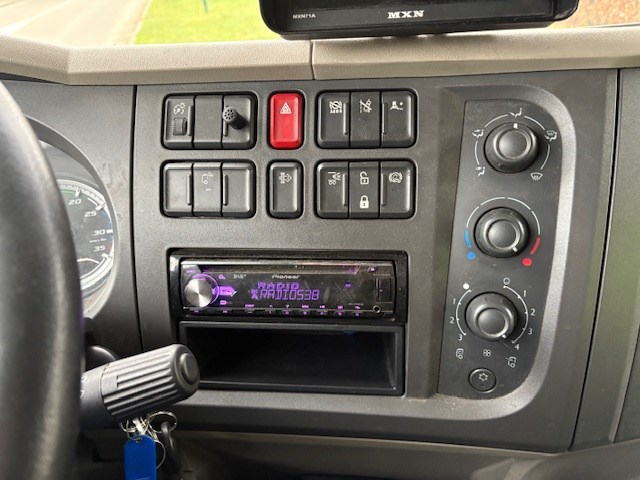 Bakwagen daf lf 230 af type l2en3 automaat met kenteken 52-bnl-4. - afbeelding 9 van  12