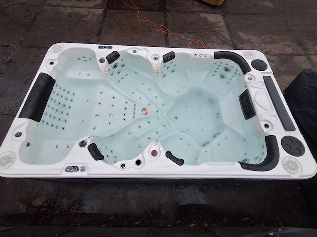 Balboa 10 persoons theater jacuzzi en buitenspa - afbeelding 1 van  21