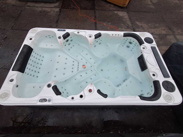 Balboa 10 persoons theater jacuzzi en buitenspa - afbeelding 12 van  21