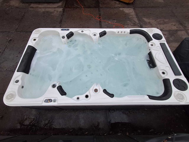 Balboa 10 persoons theater jacuzzi en buitenspa - afbeelding 15 van  21