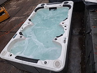 Balboa 10 persoons theater jacuzzi en buitenspa - afbeelding 16 van  21