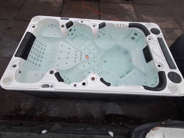 Balboa 10 persoons theater jacuzzi en buitenspa - afbeelding 17 van  21
