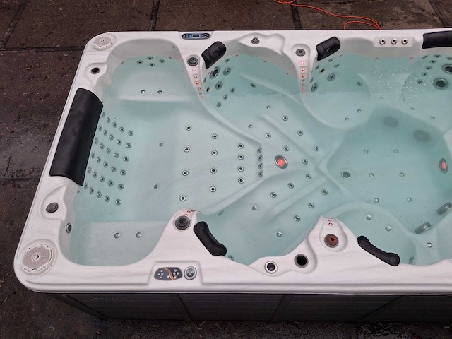 Balboa 10 persoons theater jacuzzi en buitenspa - afbeelding 18 van  21