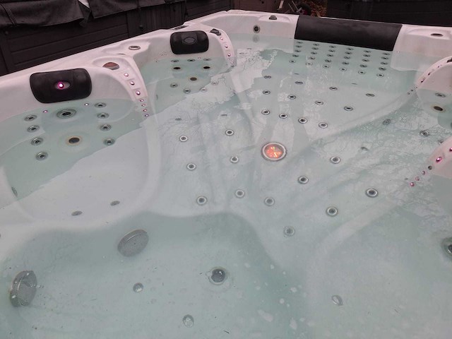 Balboa 10 persoons theater jacuzzi en buitenspa - afbeelding 21 van  21