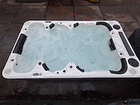 Balboa 10 persoons theater jacuzzi en buitenspa - afbeelding 15 van  21