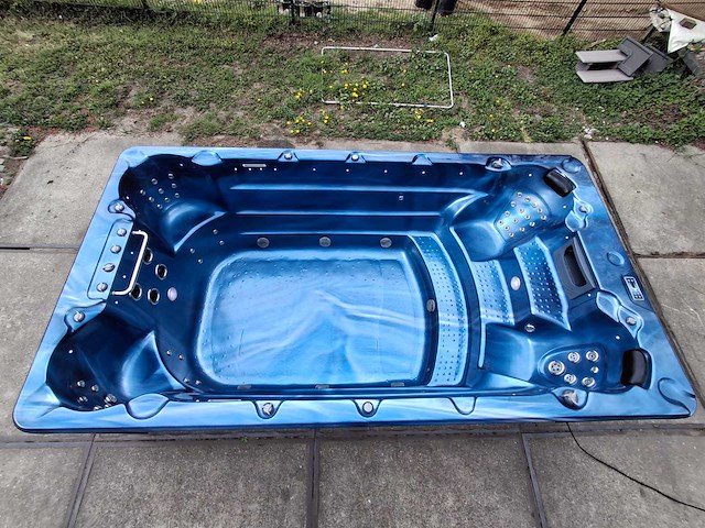 Balboa 10 persoons zwemspa jacuzzi en buitenspa - afbeelding 1 van  19