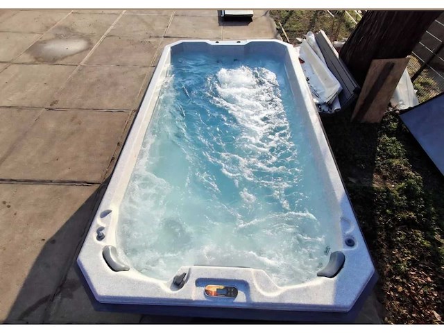 Balboa 10 persoons zwemspa jacuzzi en buitenspa - afbeelding 1 van  23