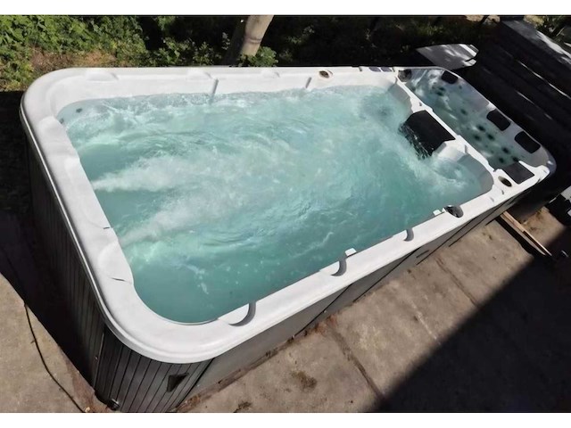 Balboa 14 persoons dubbele cabine zwemspa jacuzzi en buitenspa - afbeelding 1 van  23