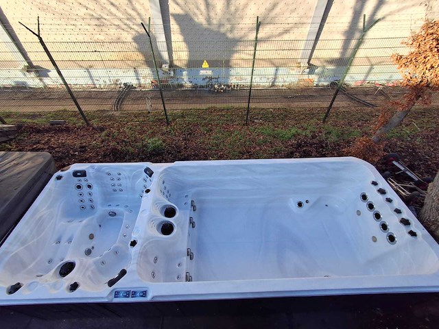 Balboa 15 persoons dubbele cabine jacuzzi en buitenspa - afbeelding 12 van  19