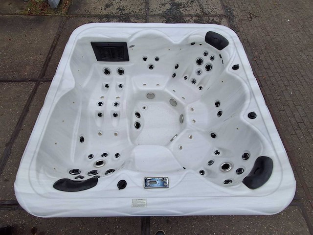 Balboa 5 persoons jacuzzi en buitenspa - afbeelding 1 van  25