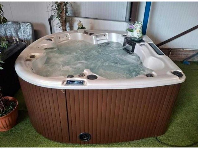 Balboa 5 persoons jacuzzi en buitenspa - afbeelding 1 van  9