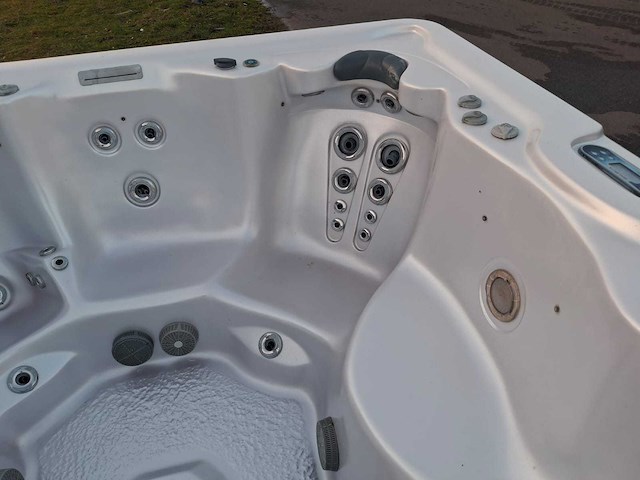 Balboa 5 persoons jacuzzi en buitenspa - afbeelding 1 van  20