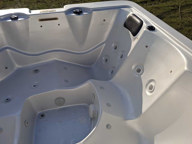 Balboa 5 persoons jacuzzi en buitenspa - afbeelding 2 van  9