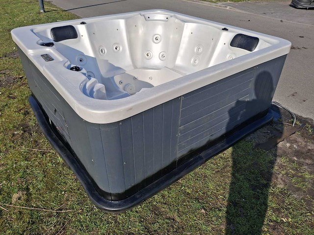 Balboa 5 persoons jacuzzi en buitenspa - afbeelding 1 van  13