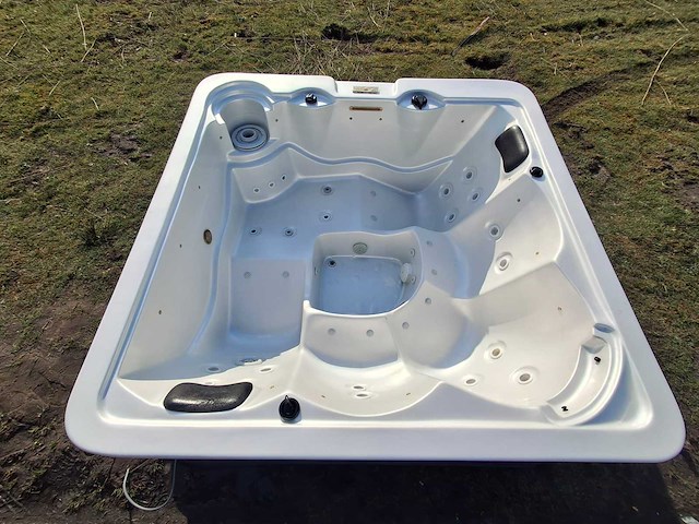Balboa 5 persoons jacuzzi en buitenspa - afbeelding 1 van  32