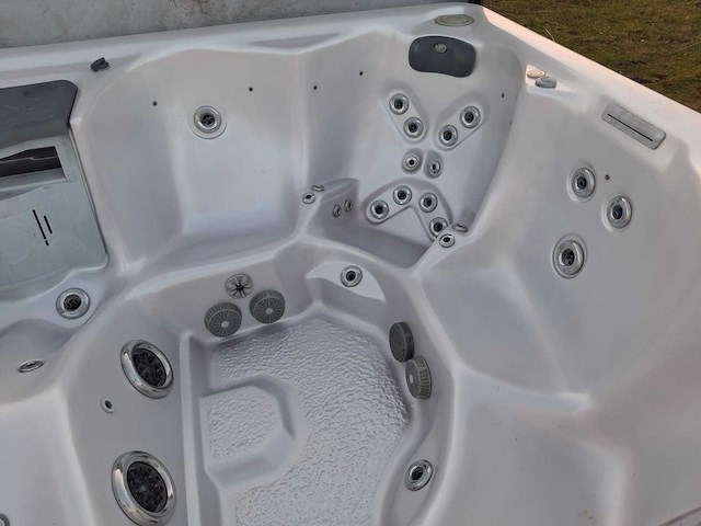 Balboa 5 persoons jacuzzi en buitenspa - afbeelding 14 van  27
